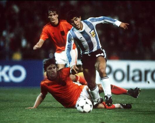 Diego Armando Maradona (re., Argentinien) gegen Ruud Krol (Niederlande) -  Fußball Länderspiel Herren 75 Jahre FIFA 1979, 75 jähriges Jubiläum, Länderspiel, Freundschaftsspiel, Test, Testspiel, Vdia Gruppe Bern Dynamik,