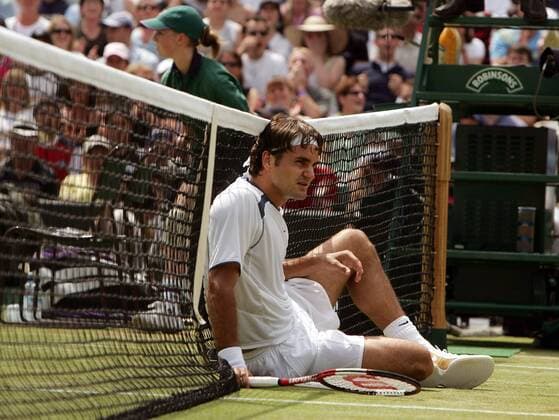 Roger Federer (Schweiz) hängt erschöpft vor dem Netz Tennis Herren All England Championships 2005, Grand Slam, ATP Tour, Rasen, Rasenplatz, Rasentennis, Rasenturnier Einzelbild Wimbledon London Enttäuschung,