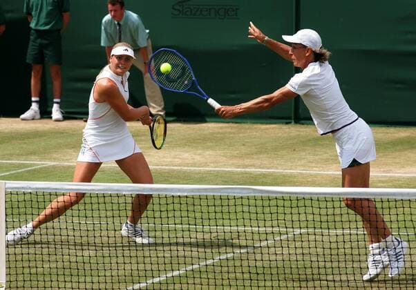 Martina Navratilova (USA, re.) - einhändige Rückhand, daneben Anna Lena Groenefeld (Deutschland) Tennis Damen All England Championships 2005, Grand Slam, WTA Tour, Rasen, Rasenplatz, Rasentennis, Rasenturnier Gruppe Wimbledon London Dynamik,