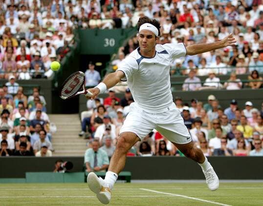 Roger Federer (Schweiz) - Rückhandvolley Tennis Herren All England Championships 2005, Grand Slam, ATP Tour, Rasen, Rasenplatz, Rasentennis, Rasenturnier Einzelbild Wimbledon London, Aufmacher Dynamik,