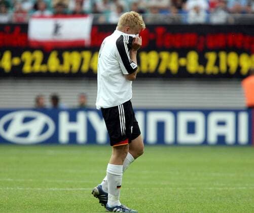 Mike Hanke (Deutschland) verlässt nach seinem Platzverweis enttäuscht den Platz und versteckt sich unter seinem Trikot Fußball Länderspiel Herren Confederations Cup 2005, Confederationscup, Konföderationencup, Konföderationen, Vdig Einzelbild Leipzig Enttäuschung, Verzweiflung,