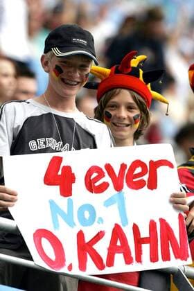 4 ever No. 1 Oliver Kahn - Für jugendliche deutsche Fans ist die Torwartfrage bereits entschieden Fußball Länderspiel Herren Confederations Cup 2005, Confederationscup, Konföderationencup, Konföderationen, Vdig Gruppe Torhüter, Keeper, lachen, lächeln Leipzig