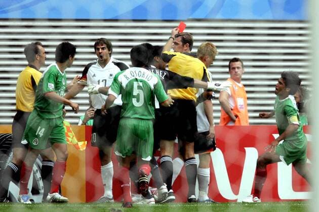Schiedsrichter Matthew Breeze zeigt Mike Hanke (2.v.re.) die rote Karte, während Sebastian Deisler (beide Deutschland, 3.v.li.) lautstark protestiert Fußball Länderspiel Herren Confederations Cup 2005, Confederationscup, Konföderationencup, Konföderationen, Vdig Gruppe Leipzig Enttäuschung, Wut,