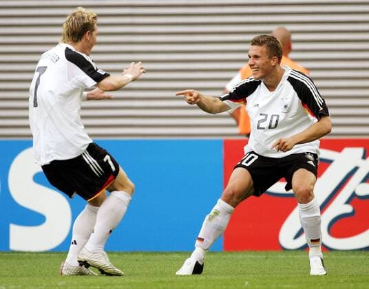 Lukas Podolski (re.) jubelt mit Bastian Schweinsteiger (beide Deutschland) Fußball Länderspiel Herren Confederations Cup 2005, Confederationscup, Konföderationen, Konföderationencup, Vdig Gruppe Leipzig Freude,