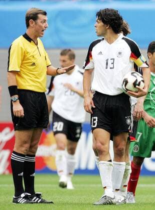 Schiedsrichter Matthew Breeze (Australien) beruhigt Michael Ballack (Deutschland) Fußball Länderspiel Herren Confederations Cup 2005, Confederationscup, Konföderationen, Konföderationencup, Vdig Gruppe Leipzig