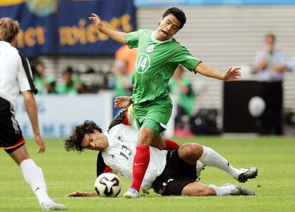 Michael Ballack (Deutschland, li.) mit einem Tackling gegen Gonzalo Pineda (Mexiko) Fußball Länderspiel Herren Confederations Cup 2005, Confederationscup, Konföderationen, Konföderationencup, Vdig Gruppe Leipzig Kampf, Dynamik,