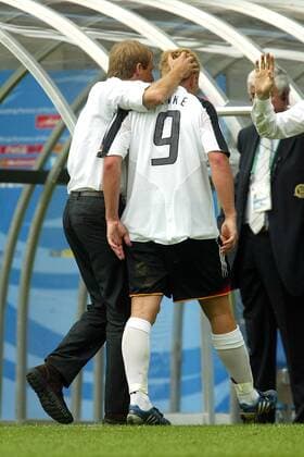 Bundestrainer Jürgen Klinsmann tröstet Mike Hanke (beide Deutschland), der wegen seiner überflüssigen Attacke des Feldes verwiesen wurde Fußball Länderspiel Herren Confederations Cup 2005, Confederationscup, Konföderationencup, Konföderationen, Länderspiel Gruppe hinten, Rücken, Rückansicht, Rückennummer Leipzig Enttäuschung,