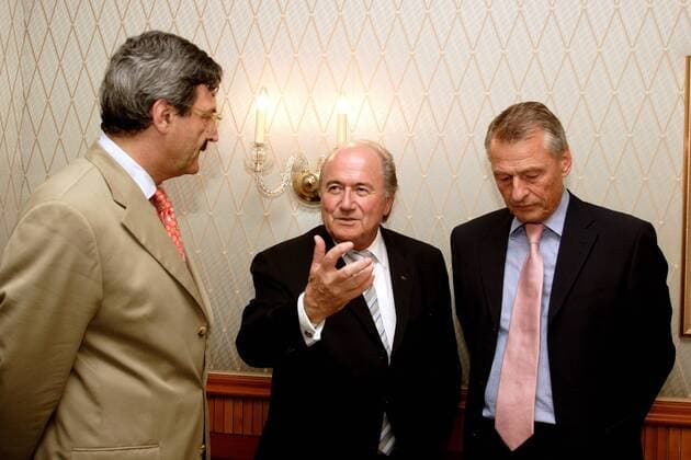 ZDF Chefredakteur Nikolaus Brender (Deutschland, li.), FIFA Präsident Sepp Blatter (Schweiz) und ARD Vorsitzender Dr. Thomas Gruber (Deutschland, re.) anlässlich der Vergabe der Fernsehrechte für die WM 2010 Fußball WM Herren Vorschau Weltmeisterschaft 2010, Fernsehen, Free TV, Medien, Übertragungsrechte, Senderechte, Rechte Gruppe Verband, Leiter, öffentlich rechtliche Frankfurt M., Rechtevergabe 2005