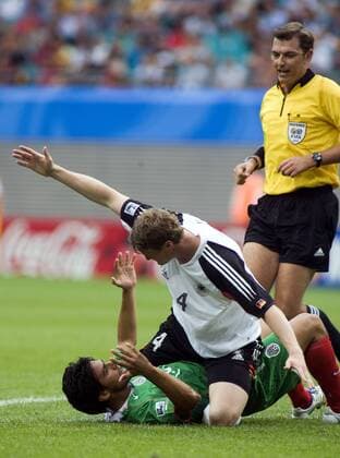 Robert Huth (Deutschland, oben) sitzt auf Rafael Lugo Marquez (Mexico), daneben FIFA Schiedsrichter Matthew Breeze (Australien) Fußball Länderspiel Herren Confederations Cup 2005, Confederationscup, Konföderationencup, Konföderationen, Confedcup, Gruppe Leipzig Kampf,