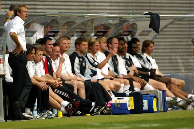 Bundestrainer Jürgen Klinsmann vor der deutschen Bank Fußball Länderspiel Herren Confederations Cup 2005, Confederationscup, Konföderationencup, Konföderationen, Länderspiel Totale Leipzig