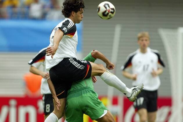 Michael Ballack (Deutschland) gegen einen mexikanischen Spieler Fußball Länderspiel Herren Confederations Cup 2005, Confederationscup, Konföderationencup, Konföderationen, Länderspiel Gruppe Leipzig Dynamik, Kampf,