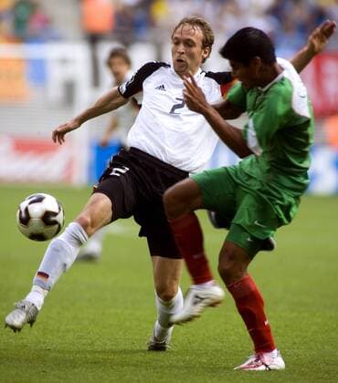 Andreas Hinkel (Deutschland, li.) gegen Carlos Salcido (Mexico) Fußball Länderspiel Herren Confederations Cup 2005, Confederationscup, Konföderationencup, Konföderationen, Confedcup, Gruppe Leipzig Dynamik,