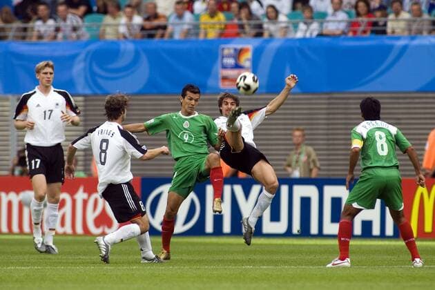 Sebastian Deisler (Deutschland, 2.v.re.) gegen Jared Borgetti (Mexico) Fußball Länderspiel Herren Confederations Cup 2005, Confederationscup, Konföderationencup, Konföderationen, Confedcup, Hyundai Gruppe Industrie, Automobilindustrie Leipzig Dynamik,