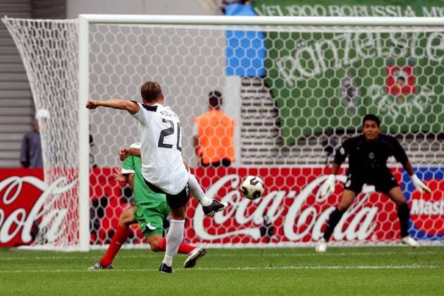 Lukas Podolski (Deutschland) zieht ab und erzielt das 1:0 Fußball Länderspiel Herren Confederationscup 2005, Confederations Cup, Konföderationencup, Konföderationen, Confedcup, Confed Einzelbild Leipzig Dynamik,