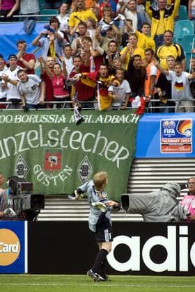 Torwart Oliver Kahn (Deutschland) wirft nach Spielende seine Torwarthandschuhe in den Fanblock Fußball Länderspiel Herren Confederations Cup 2005, Confederationscup, Konföderationencup, Konföderationen, Confedcup, Totale Leipzig
