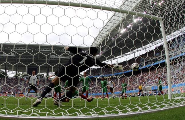 Torwart Oswaldo Sanchez (Mexico) streckt sich vergebens, der Ball rauscht zum 3:2 an ihm vorbei Fußball Länderspiel Herren Confederationscup 2005, Confederations Cup, Konföderationencup, Konföderationen, Confedcup, Confed Totale Zentralstadion Leipzig Dynamik,