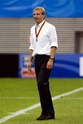 Bundestrainer Jürgen Klinsmann (Deutschland) gut gelaunt nach Spielende Fußball Länderspiel Herren Confederations Cup 2005, Confederationscup, Konföderationencup, Konföderationen, Confedcup, Einzelbild Leipzig Freude,