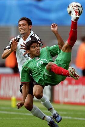 Carlos Salcido (Mexiko, vorn) gegen Kevin Kuranyi (Deutschland) Fußball Länderspiel Herren Confederations Cup 2005, Confederationscup, Konföderationencup, Konföderationen, Länderspiel Gruppe Aufmacher Leipzig Dynamik,