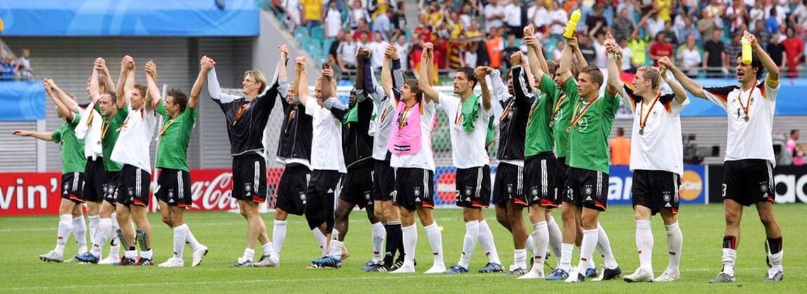 Schlußjubel Deutschland nach dem dritten Platz beim Confedcup 2005 - V.re. Ballack, Schweinsteiger, Podolski, Brdaric, Huth, Owomoyela, Kuranyi, Deisler, Asamoah, Hanke, Engelhardt, Borowski, Schneider, Hitzlsperger, Ernst Fußball Länderspiel Herren Confederationscup 2005, Confederations Cup, Konföderationencup, Konföderationen, Confedcup, Confed Totale Panoramaaufnahme Leipzig Freude,