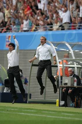 Bundestrainer Jürgen Klinsmann (re.) und Co Trainer Joachim Löw (beide Deutschland) - Torjubel Fußball Länderspiel Herren Confederations Cup 2005, Confederationscup, Konföderationencup, Konföderationen, Länderspiel Gruppe Aufmacher, Jubel, jubeln Leipzig Dynamik, Höhe Freude, Begeisterung,