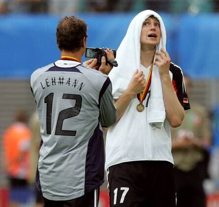Torwart Jens Lehmann filmt Per Mertesacker (beide Deutschland) mit seiner Digitalkamera Fußball Länderspiel Herren Confederations Cup 2005, Confederationscup, Konföderationencup, Konföderationen, Länderspiel Gruppe Leipzig Kameradschaft