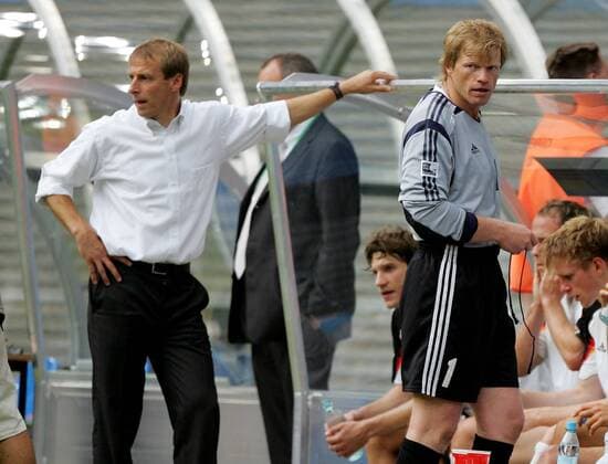 Torwart Oliver Kahn und Bundestrainer Jürgen Klinsmann (beide Deutschland) ignorieren sich Fußball Länderspiel Herren Confederations Cup 2005, Confederationscup, Konföderationencup, Konföderationen, Länderspiel Gruppe Leipzig Spannung