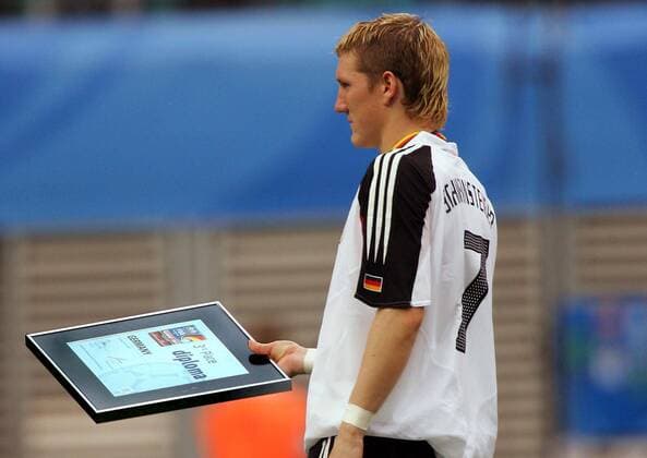 Bastian Schweinsteiger (Deutschland) mit der Urkunde für den dritten Platz beim Confedcup 2005 Fußball Länderspiel Herren Confederationscup 2005, Confederations Cup, Konföderationencup, Konföderationen, Confedcup, Confed Einzelbild Leipzig