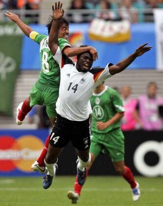 Gerald Asamoah (Deutschland, re.) gegen Pavel Pardo (Mexiko) Fußball Länderspiel Herren Confederations Cup 2005, Confederationscup, Konföderationencup, Konföderationen, Confed, Länderspiel Gruppe Leipzig Dynamik, Kampf,