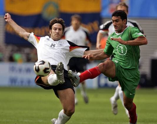 Torsten Frings (Deutschland, li.) gegen Antonio Naelson Zinha (Mexiko) Fußball Länderspiel Herren Confederations Cup 2005, Confederationscup, Konföderationencup, Konföderationen, Confed, Länderspiel Gruppe Leipzig Dynamik, Kampf,