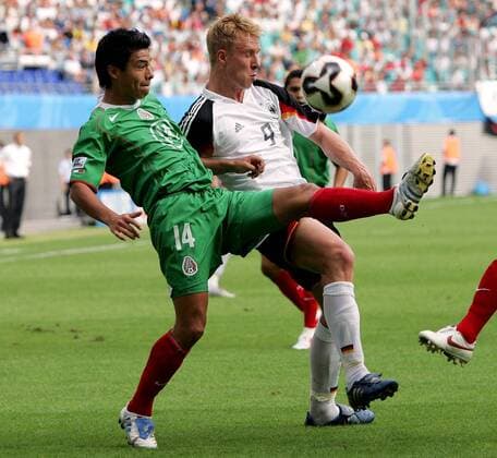 Gonzalo Pineda (Mexiko, li.) gegen Mike Hanke (Deutschland) Fußball Länderspiel Herren Confederations Cup 2005, Confederationscup, Konföderationencup, Konföderationen, Länderspiel Gruppe Leipzig Dynamik,