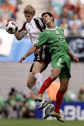 Per Mertesacker (Deutschland, li.) gegen Jared Borgetti (Mexiko) Fußball Länderspiel Herren Confederations Cup 2005, Confederationscup, Konföderationencup, Konföderationen, Länderspiel Gruppe Nationalmannschaft, Nationalteam, Nationaltrikot Leipzig Dynamik,