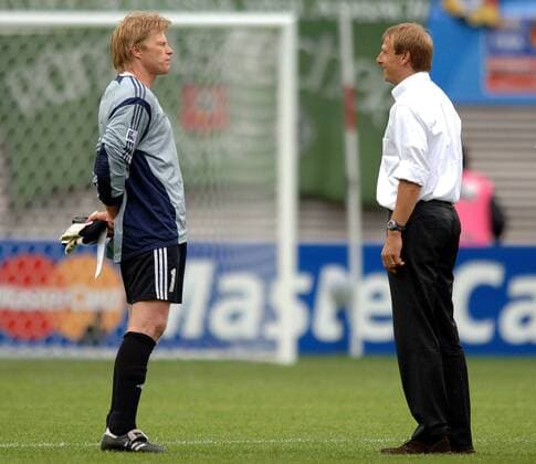 Während Bundestrainer Jürgen Klinsmann sich freut, ist Torwart Oliver Kahn (beide Deutschland) nicht zum Lachen zumute - kein Wunder bei drei Gegentoren... Fußball Länderspiel Herren Confederations Cup 2005, Confederationscup, Konföderationencup, Konföderationen, Länderspiel Gruppe Leipzig