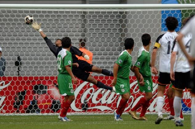 Torwart Oswaldo Sanchez (Mexiko) streckt sich beim 4:3 Siegtreffer von Michael Ballack (Deutschland) vergeblich nach dem Ball Fußball Länderspiel Herren Confederations Cup 2005, Confederationscup, Konföderationencup, Konföderationen, Länderspiel Gruppe Leipzig Dynamik, Abwehr,