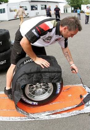Mechaniker verpackt einen Michelin Reifen in eine Heizdecke Motorsport Grand Prix Herren Großer Preis von Frankreich 2005, Formel 1 Weltmeisterschaft, F1, F, GP, WM Einzelbild Magny Cours