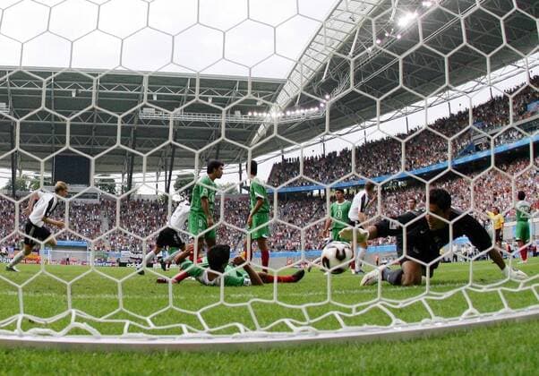 Torwart Oswaldo Sanchez (Mexiko, re.) muß nach einem Gegentor den Ball aus seinem Gehäuse fischen Fußball Länderspiel Herren Confederations Cup 2005, Confederationscup, Konföderationencup, Konföderationen, Spiel um Platz 3 Gruppe Leipzig