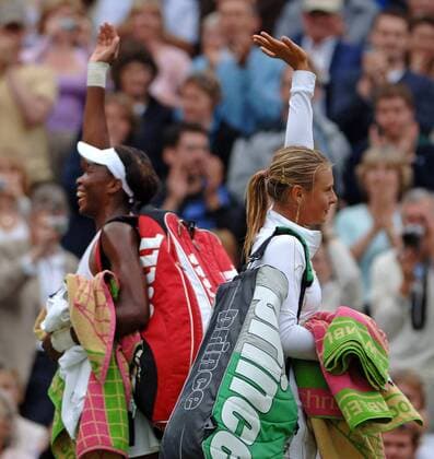 Maria Sharapova (Rußland, re.) und Venus Williams (USA) verabschieden sich Rücken an Rücken gemeinsam von den Zuschauern Tennis Damen All England Championships 2005, WTA Tour, Grand Slam, Gruppe Wimbledon London Freude,