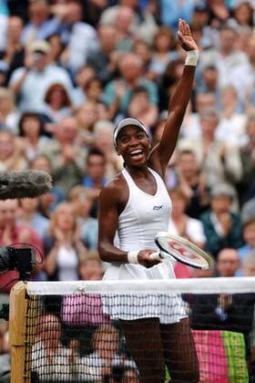 Venus Williams (USA) bedankt sich bei den Zuschauern Tennis Damen All England Championships 2005, WTA Tour, Grand Slam, Einzelbild Wimbledon London Freude, Begeisterung,
