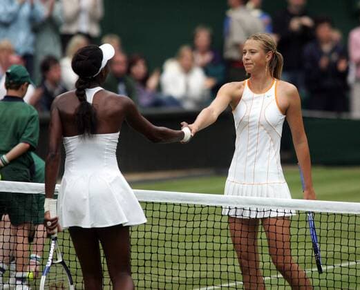 Die unterlegene Maria Sharapova (Rußland, re.) gratuliert Venus Williams (USA) zum Finaleinzug Tennis Damen All England Championships 2005, Grand Slam, WTA Tour, Rasen, Rasenplatz, Rasentennis, Rasenturnier Gruppe Wimbledon London Kameradschaft