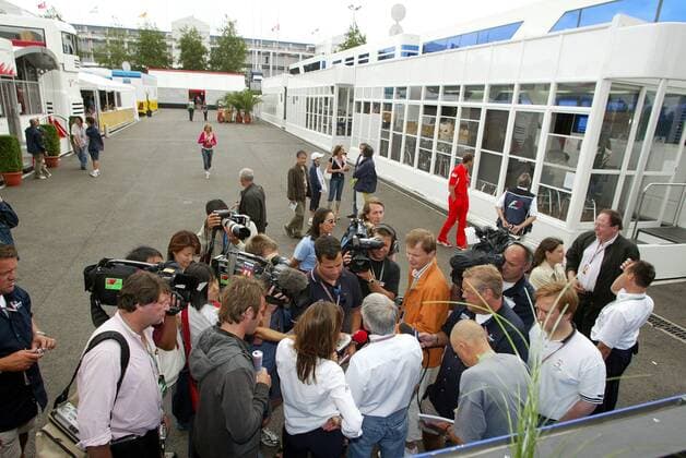 Michelin Rennleiter Pierre Dupasquier (Frankreich) stellt sich den Fragen der vielen Journalisten Motorsport Grand Prix Herren Großer Preis von Frankreich 2005, Formel 1 Weltmeisterschaft, F1, F, GP, WM Totale Magny-Cours