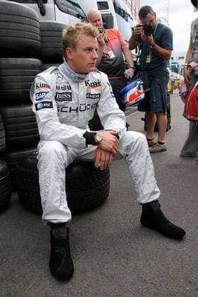 Kimi Räikkönen (Finnland McLaren Mercedes) sitzt auf einem Reifen Motorsport Grand Prix Herren Großer Preis von Frankreich 2005, Formel 1 Weltmeisterschaft, F1, F, GP, WM Einzelbild Magny-Cours