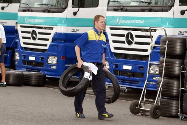 Schon wieder die falschen Reifen - Ein Michelin Techniker bringt Motorradreifen Motorsport Grand Prix Herren Großer Preis von Frankreich 2005, Formel 1 Weltmeisterschaft, F1, F, GP, WM Einzelbild Magny-Cours Komik,