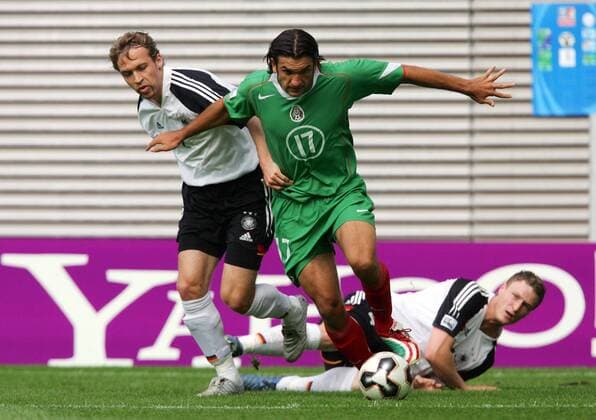 Jose Fonseca (Mexiko, Mitte) gegen Andreas Hinkel (li.) und Robert Huth (beide Deutschland) Fußball Länderspiel Herren Confederations Cup 2005, Confederationscup, Konföderationencup, Konföderationen, Confedcup, Confed Gruppe Leipzig Dynamik,