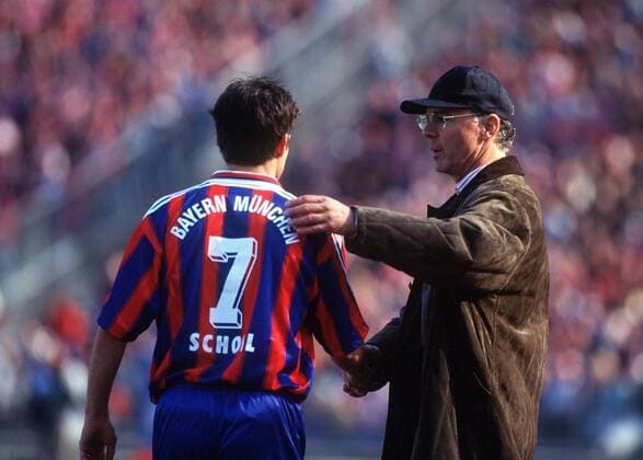 Präsident und Interimstrainer Franz Beckenbauer (re.) bedankt sich bei der Auswechslung bei Mehmet Scholl (beide Bayern) Fußball 1. BL Herren Saison 1995 1996, FC Bayern München, Gruppe München Harmonie,