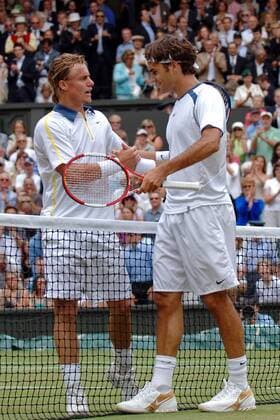 Lleyton Hewitt (Australien) gratuliert Roger Federer (Schweiz) zum Finaleinzug Tennis Herren All England Championships 2005, Grand Slam, ATP Tour, Rasen, Rasenplatz, Rasentennis, Rasenturnier, Gruppe Wimbledon London Harmonie,