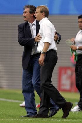 Nationaltrainer Ricardo la Volpe (Mexiko, li.) gratuliert Bundestrainer Jürgen Klinsmann (Deutschland) Fußball Länderspiel Herren Confederationscup 2005, Confederations Cup, Konföderationencup, Konföderationen, Länderspiel, Gruppe Leipzig Harmonie,