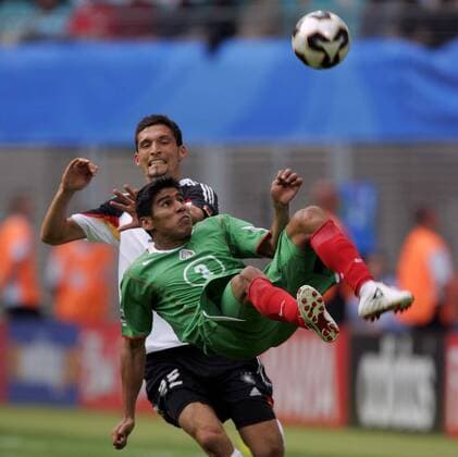 Carlos Salcido (Mexiko, vorn) klärt mit einem Fallrückzieher vor Kevin Kuranyi (Deutschland) Fußball Länderspiel Herren Confederationscup 2005, Confederations Cup, Konföderationencup, Konföderationen, Länderspiel, Gruppe Leipzig Dynamik,