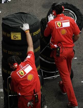 Ferrari Mechaniker bringen neue Reifen Motorsport Grand Prix Herren Großer Preis von Frankreich 2005, Formel 1 Weltmeisterschaft, F1, F, GP, WM, Gruppe Magny Cours
