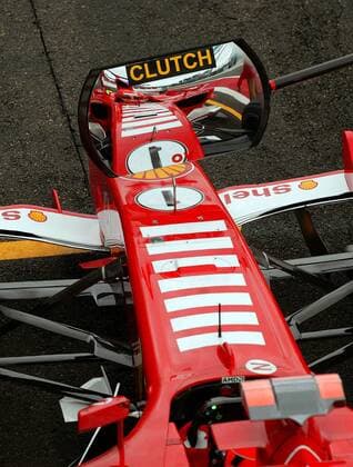 Michael Schumacher (Deutschland Ferrari) bekommt während des Boxenstops einen verspiegelten Lollipop mit der Anweisung Clutch (Kupplung betätigen!) vor die Nase seines Boliden gehalten Motorsport Grand Prix Herren Großer Preis von Frankreich 2005, Formel 1 Weltmeisterschaft, F1, F, GP, WM, Einzelbild Magny Cours