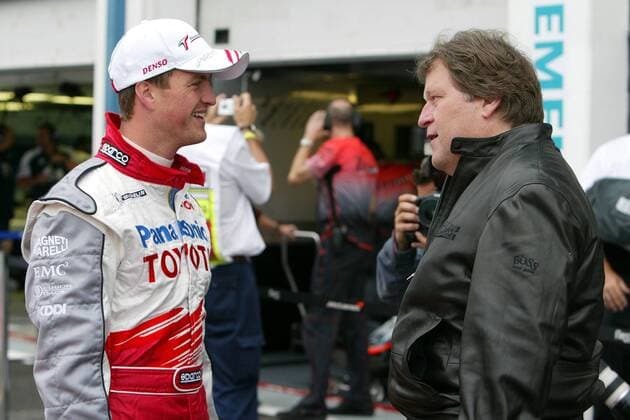 Ralf Schumacher (Toyota) im Gespräch mit Motorsportchef Norbert Haug (McLaren Mercedes beide Deutschland) Motorsport Herren Großer Preis von Frankreich 2005, Formel 1 Weltmeisterschaft, F1, F, GP, WM, Qualifying Gruppe Circuit de Nevers Magny Cours