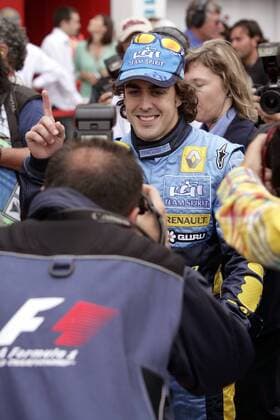 Fernando Alonso (Spanien Renault) läßt sich bereitwillig fotografieren Motorsport Grand Prix Herren Großer Preis von Frankreich 2005, Formel 1 Weltmeisterschaft, F1, F, GP, WM Gruppe Circuit de Nevers Magny-Cours